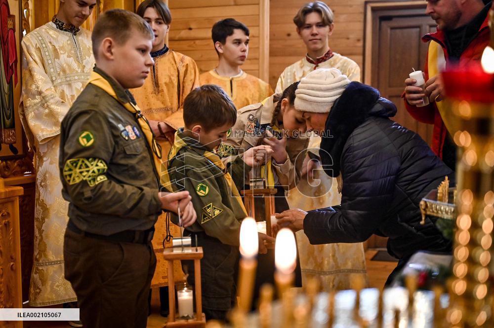 Plast members hand over Bethlehem Peace Light to believers in Zaporizhzhia