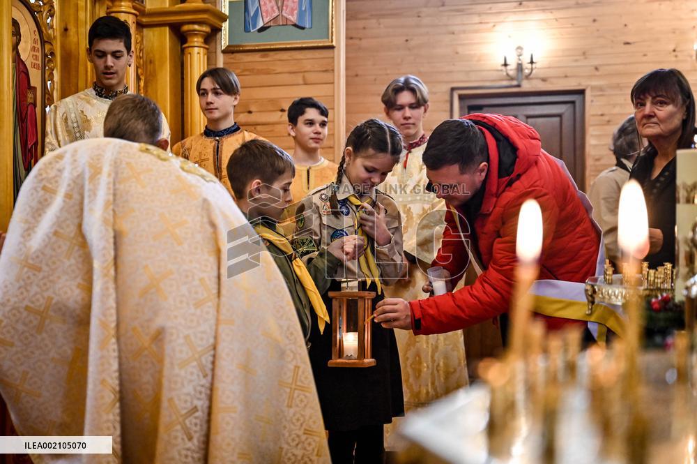 Plast members hand over Bethlehem Peace Light to believers in Zaporizhzhia