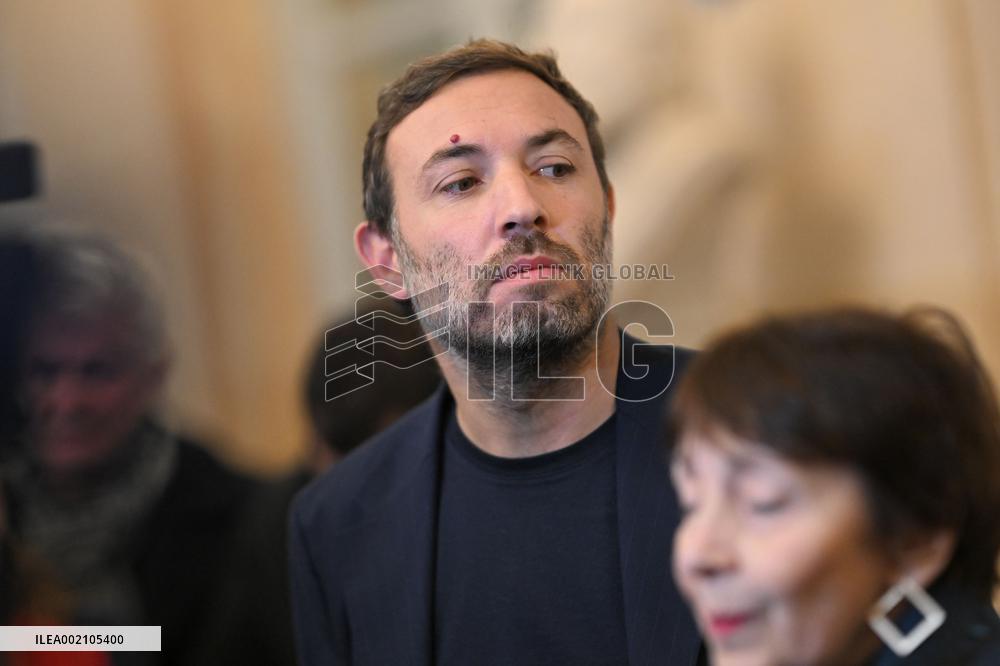 Pending meeting of Joint Committee on bill to control immigration - Paris