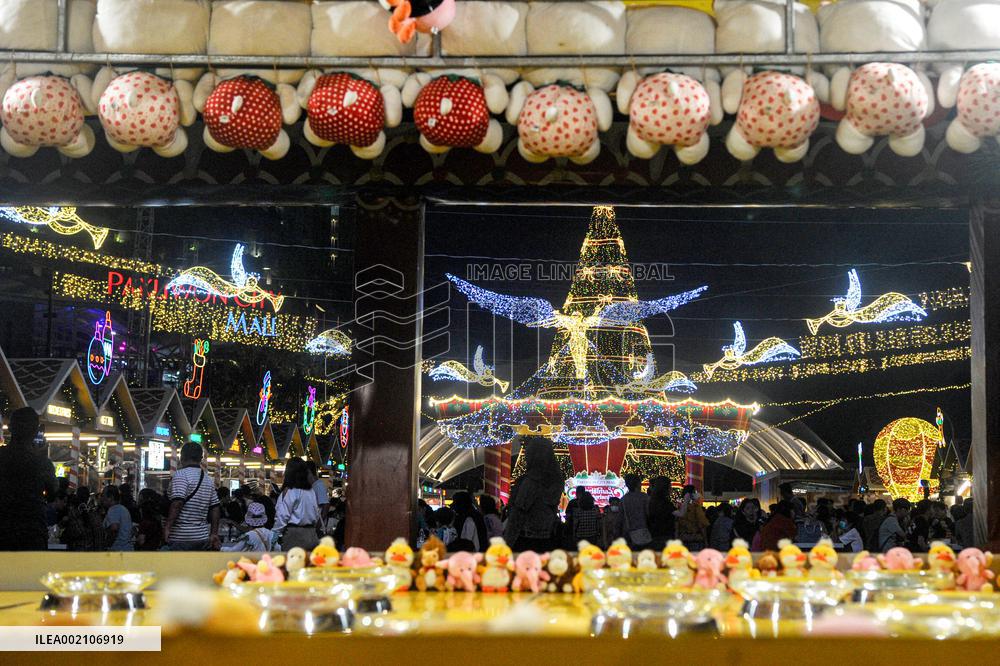 INDONESIA-SURABAYA-CHRISTMAS-LIGHT SHOW