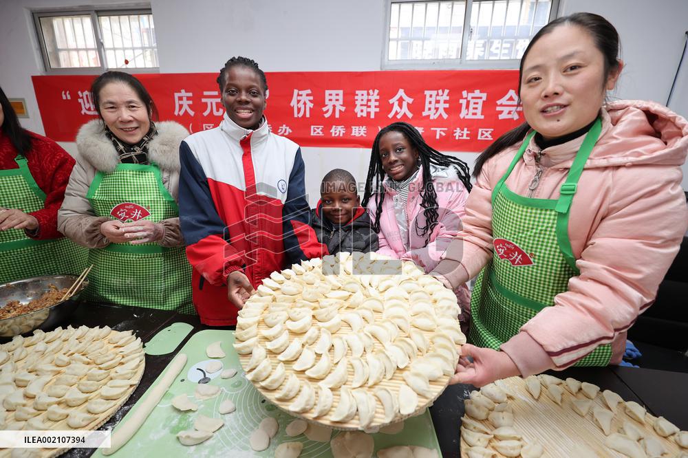 Foreigners Experience Chinese Folk Making Dumplings