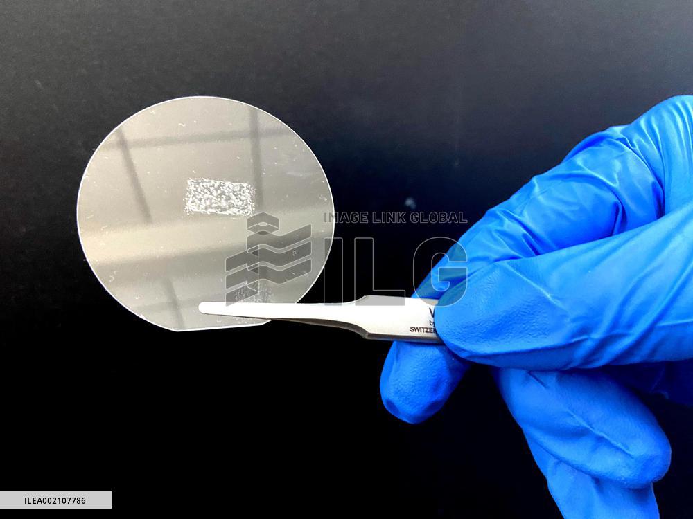 CHINA-BEIJING-ULTRATHIN OPTICAL CRYSTAL-INVENTION (CN)