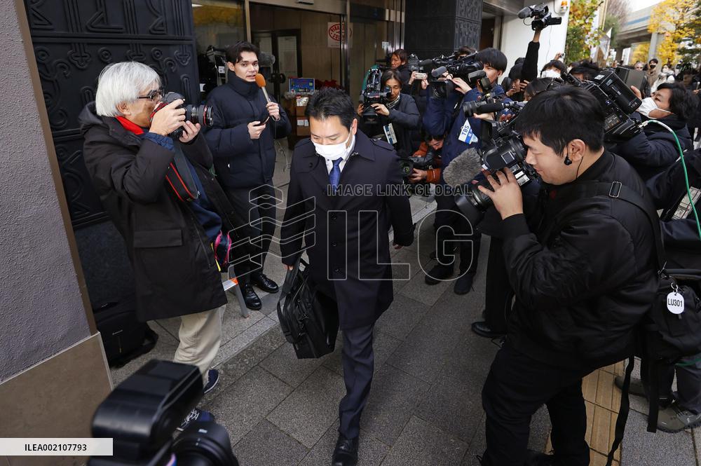 Prosecutors search offices of LDP factions mired in funds scandal