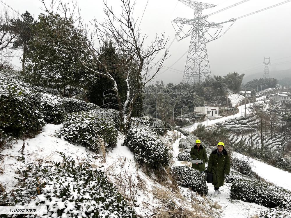 CHINA-ANHUI-SNOWY WEATHER-POWER TRANSMISSION LINES-MAINTENANCE WORKERS (CN)