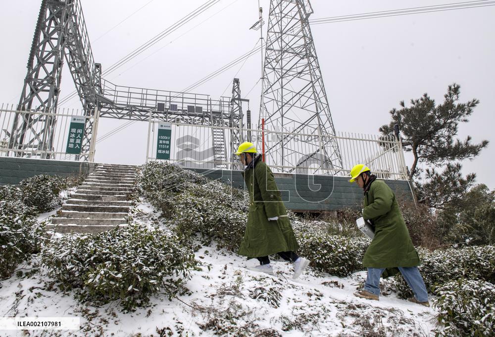 CHINA-ANHUI-SNOWY WEATHER-POWER TRANSMISSION LINES-MAINTENANCE WORKERS (CN)