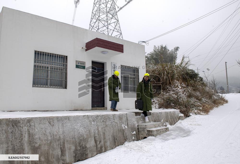CHINA-ANHUI-SNOWY WEATHER-POWER TRANSMISSION LINES-MAINTENANCE WORKERS (CN)