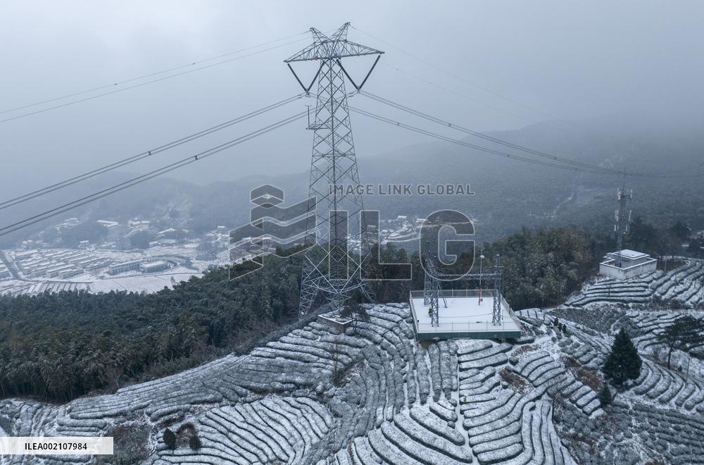 CHINA-ANHUI-SNOWY WEATHER-POWER TRANSMISSION LINES-MAINTENANCE WORKERS (CN)