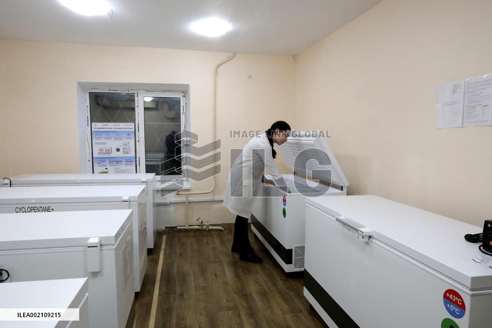 Vaccine storage options in case of power outages demonstrated in Kyiv