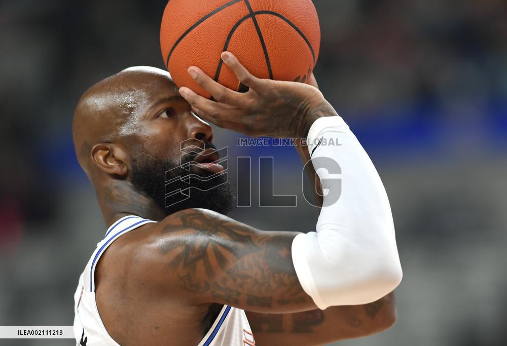 (SP)CHINA-URUMQI-BASKETBALL-CBA-XINJIANG VS SHANGHAI (CN)