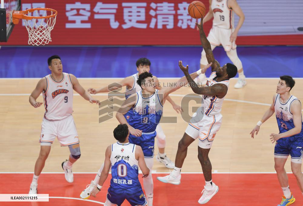 (SP)CHINA-URUMQI-BASKETBALL-CBA-XINJIANG VS SHANGHAI (CN)