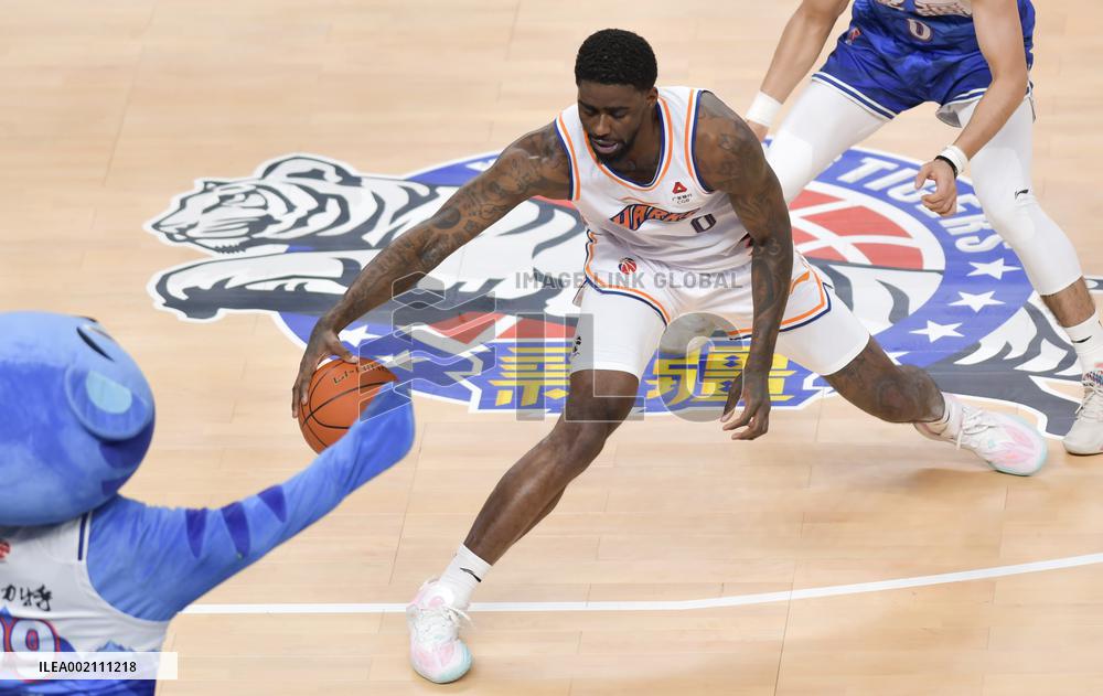 (SP)CHINA-URUMQI-BASKETBALL-CBA-XINJIANG VS SHANGHAI (CN)