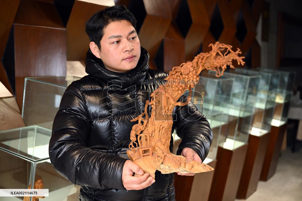 CHINA-ANHUI-SHEXIAN-WOODCARVING-CRAFTSMAN (CN)