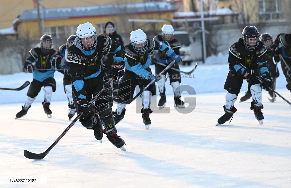 CHINA-XINJIANG-URUMQI-SCHOOL-WINTER SPORTS (CN)
