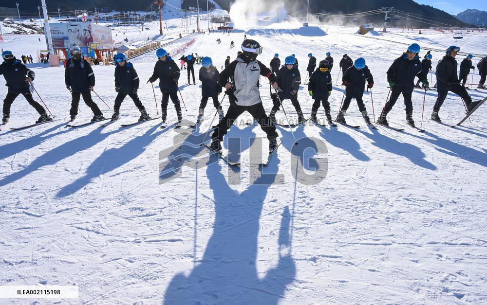 CHINA-XINJIANG-URUMQI-SCHOOL-WINTER SPORTS (CN)