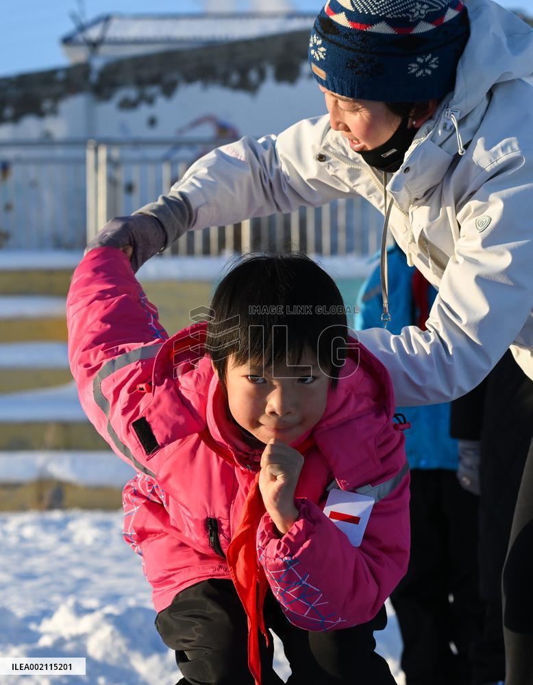 CHINA-XINJIANG-URUMQI-SCHOOL-WINTER SPORTS (CN)