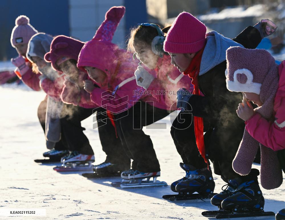 CHINA-XINJIANG-URUMQI-SCHOOL-WINTER SPORTS (CN)