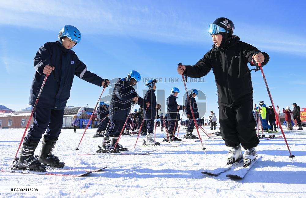 CHINA-XINJIANG-URUMQI-SCHOOL-WINTER SPORTS (CN)