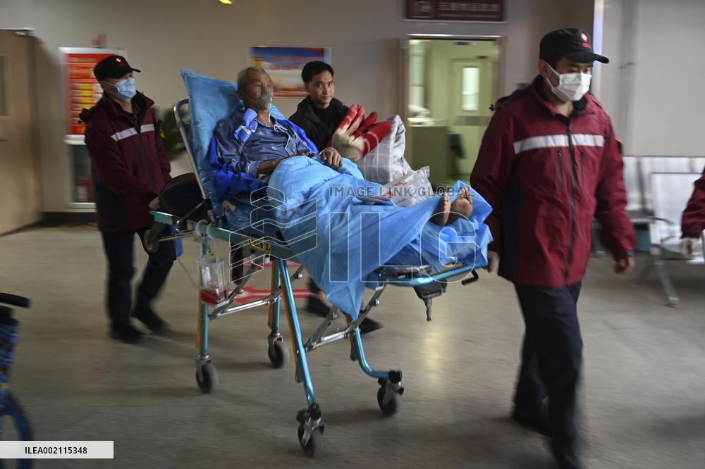 (FOCUS) CHINA-GANSU-JISHISHAN COUNTY-EARTHQUAKE-MEDICAL TREATMENTS (CN)