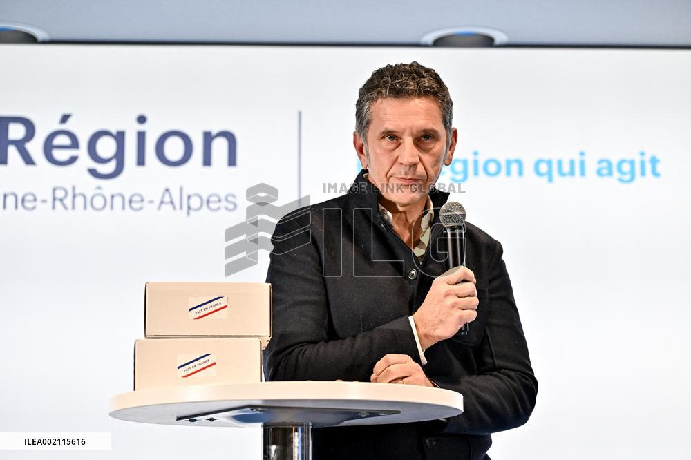 The Uniform Wearing Experiment Presentation - Lyon