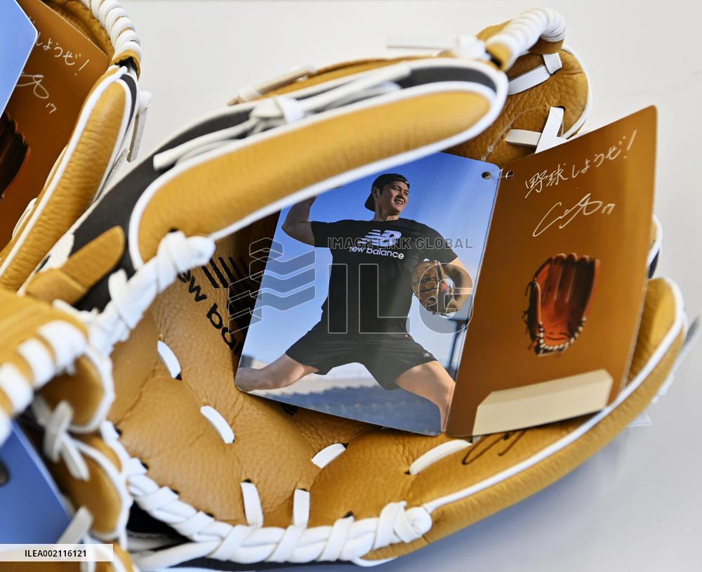 Baseball: Ohtani donates gloves to Japanese schools