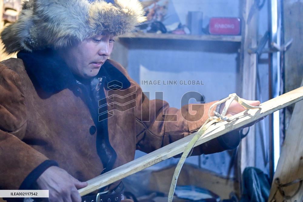 CHINA-XINJIANG-ALTAY-TRADITIONAL HIDE SKI (CN)