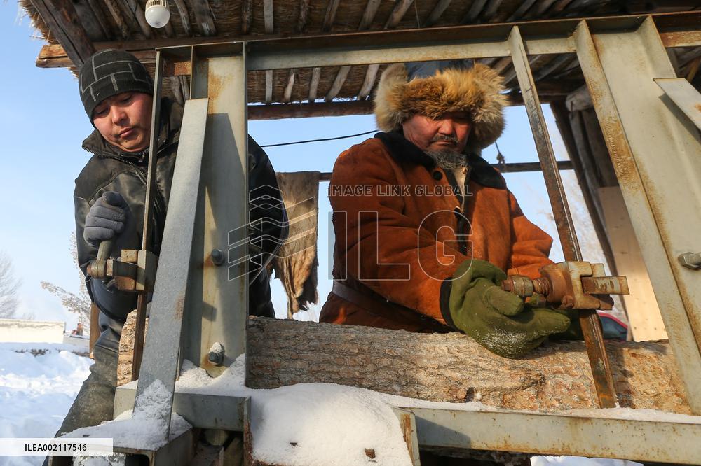 CHINA-XINJIANG-ALTAY-TRADITIONAL HIDE SKI (CN)