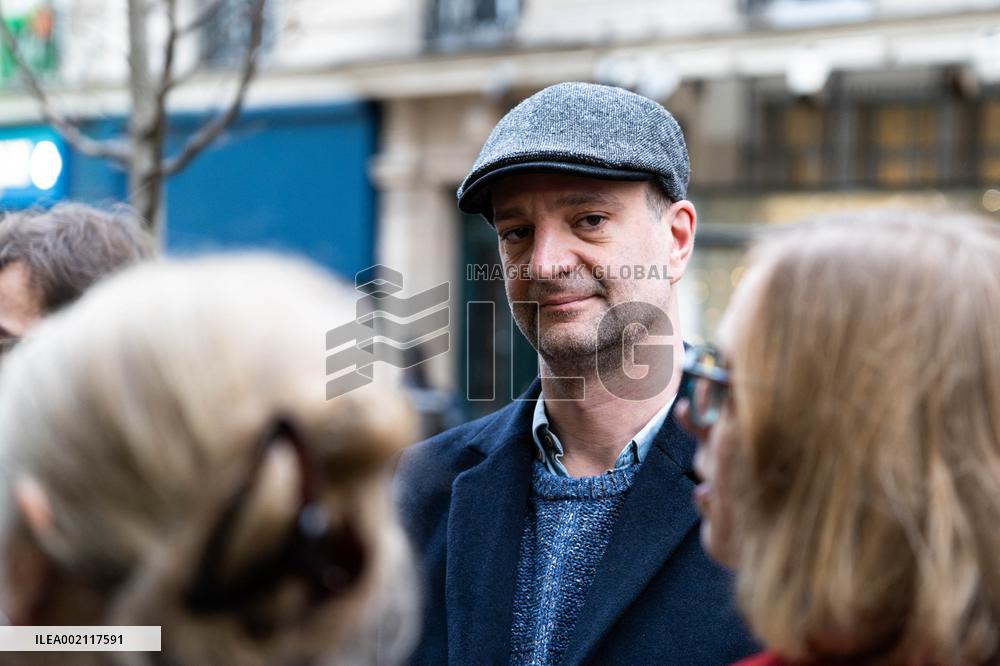 Paris mayor visits emergency shelter - Paris