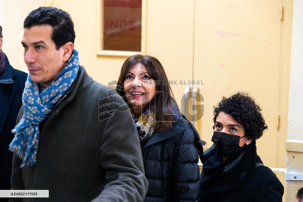 Paris mayor visits emergency shelter - Paris