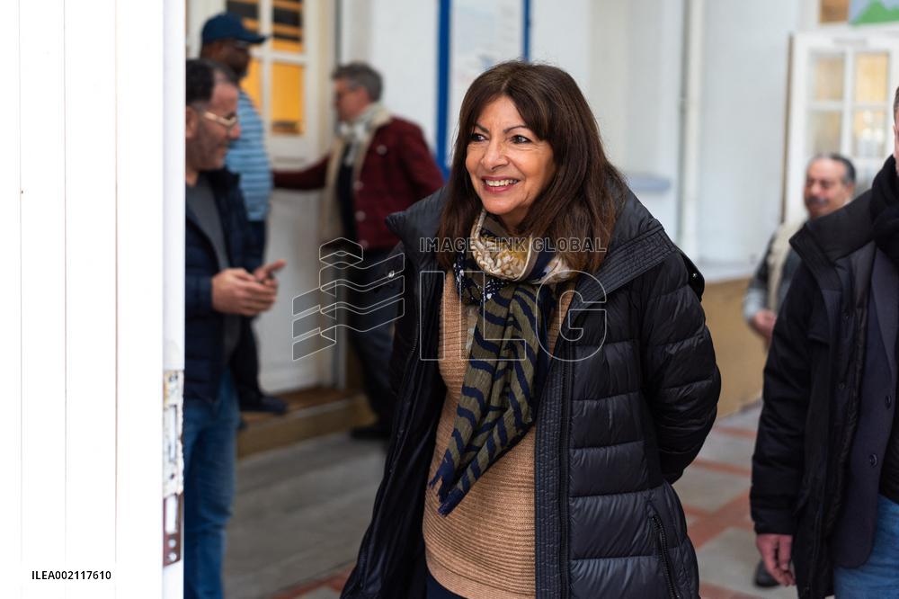 Paris mayor visits emergency shelter - Paris