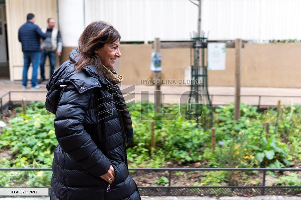 Paris mayor visits emergency shelter - Paris