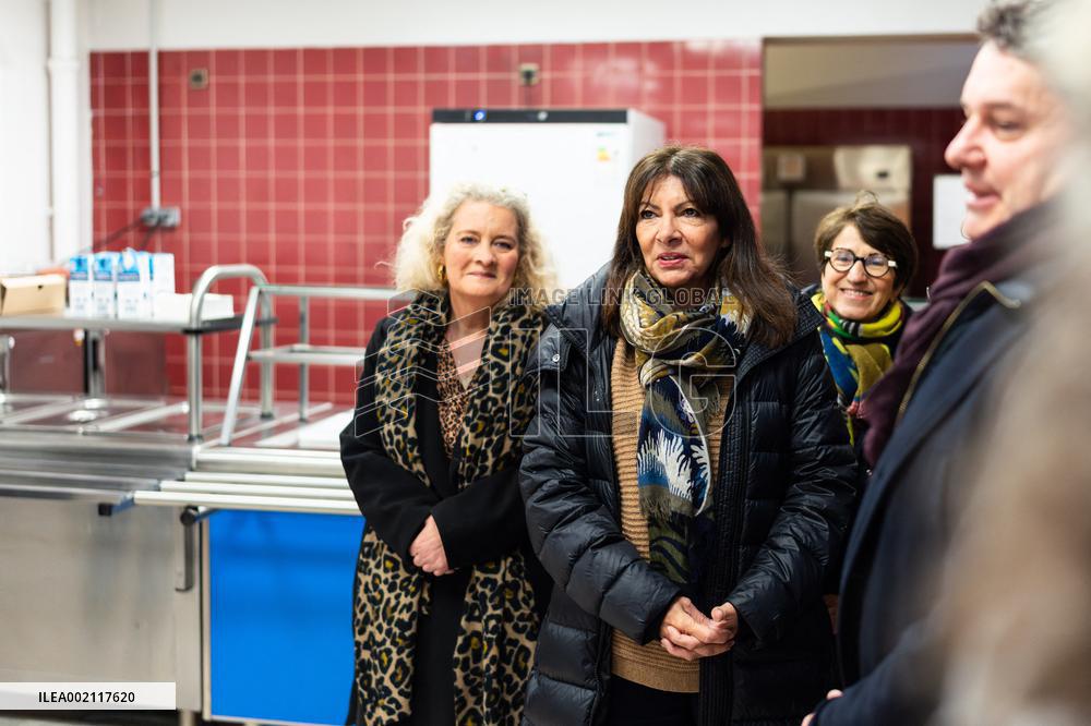 Paris mayor visits emergency shelter - Paris