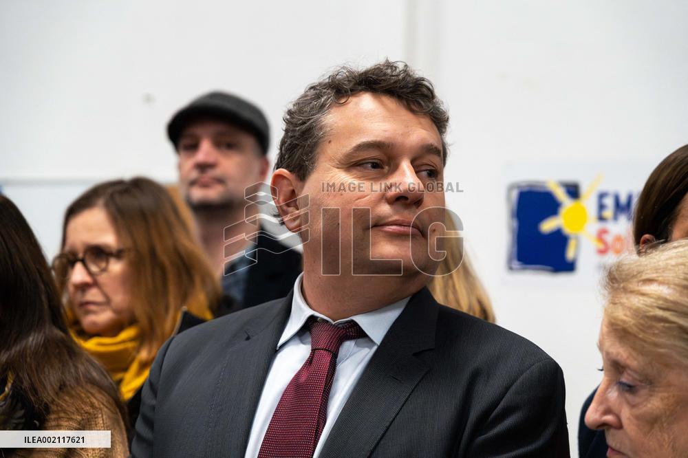 Paris mayor visits emergency shelter - Paris
