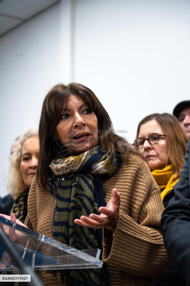 Paris mayor visits emergency shelter - Paris