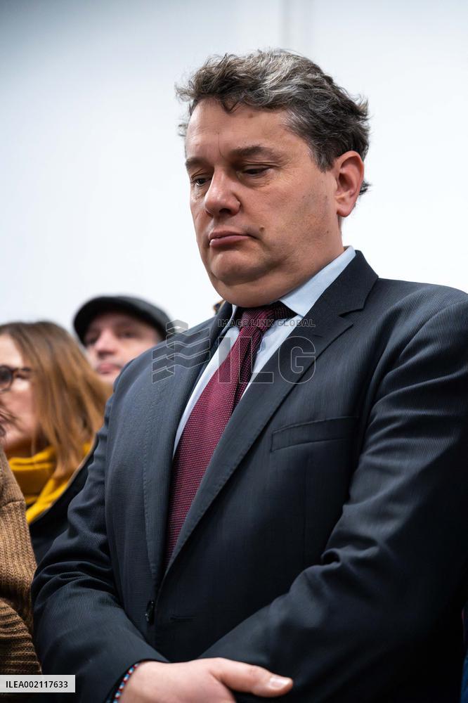 Paris mayor visits emergency shelter - Paris