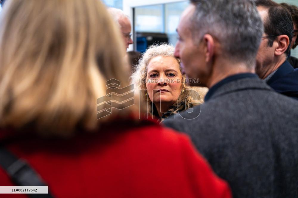 Paris mayor visits emergency shelter - Paris