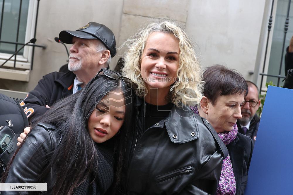 Laeticia Hallyday Unveil A Plaque In Tribute To Johnny Hallyday - Paris