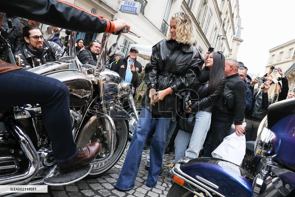 Laeticia Hallyday Unveil A Plaque In Tribute To Johnny Hallyday - Paris