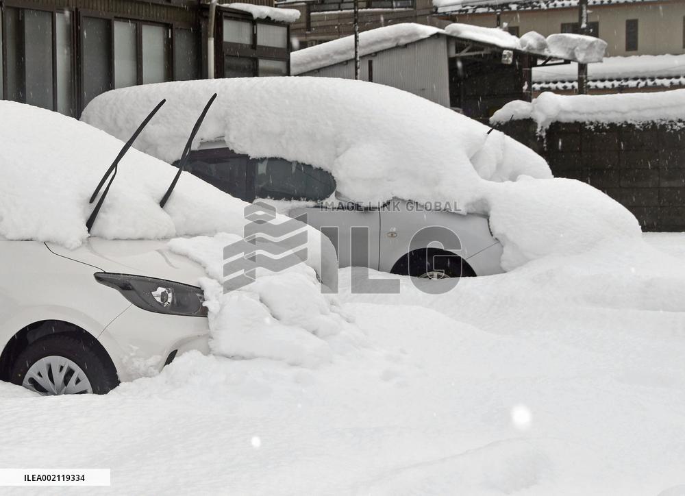 Heavy snow in central Japan