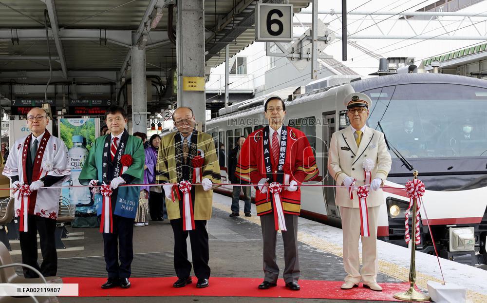 JR East sightseeing train Hinabi debuts in northeastern Japan