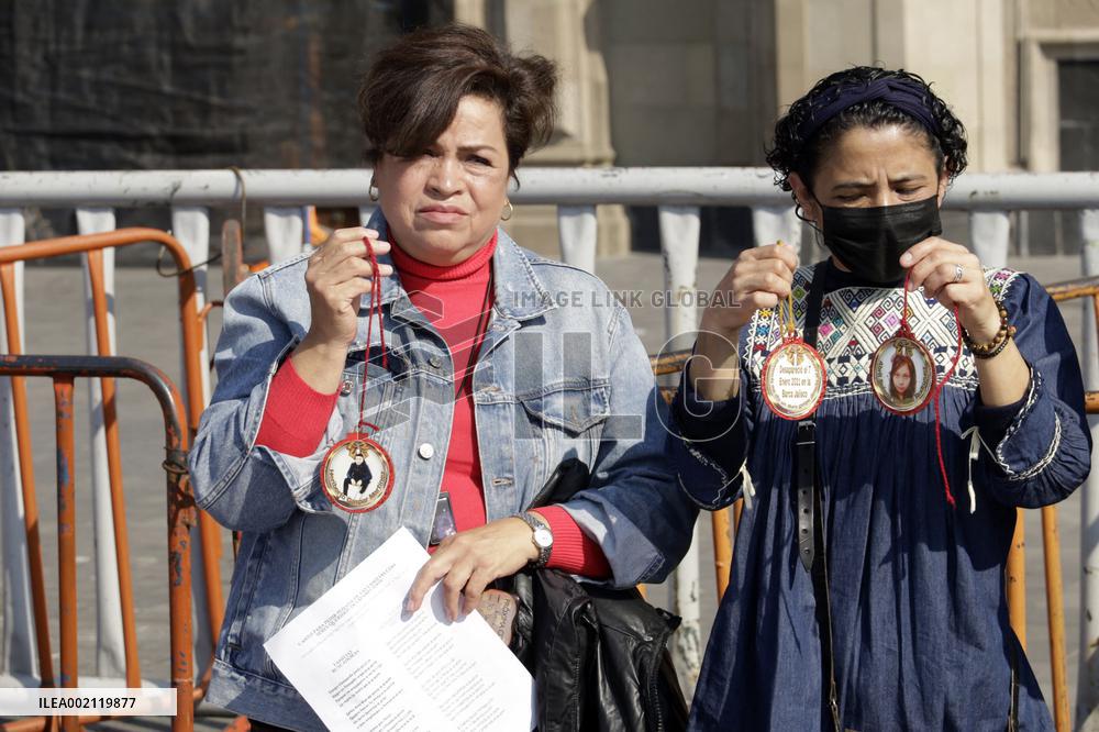 Families of Mexico’s disappeared Protest outside the National Palace