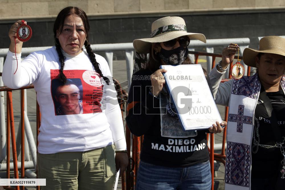 Families of Mexico’s disappeared Protest outside the National Palace