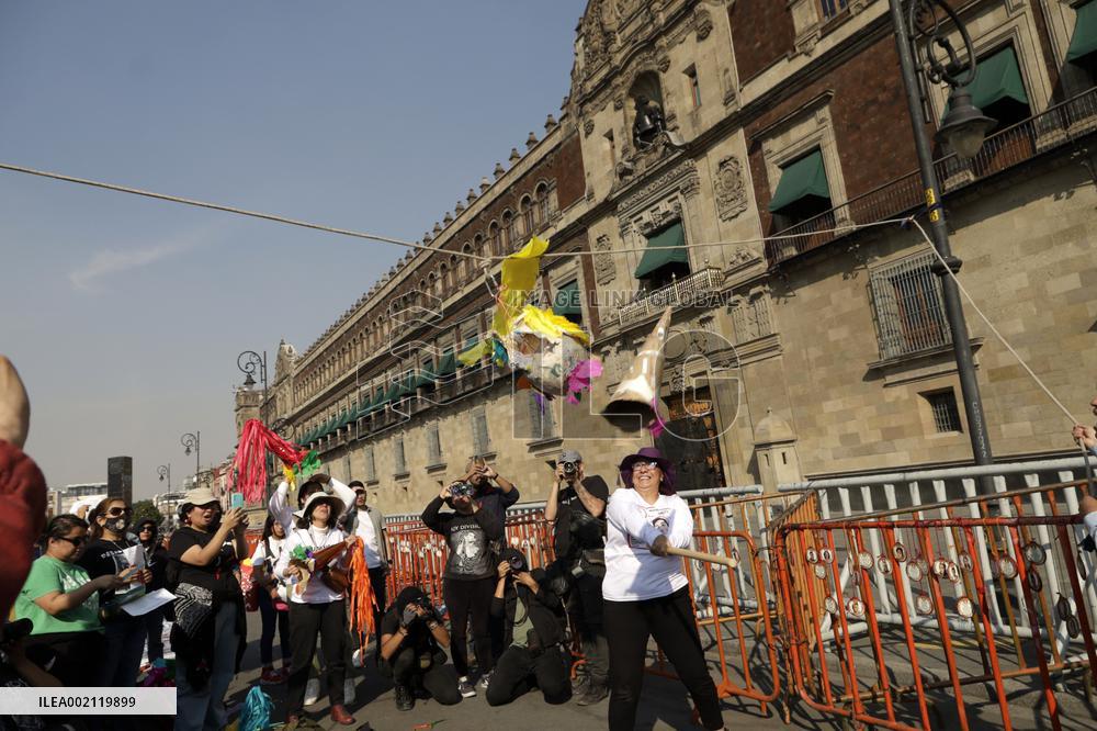 Families of Mexico’s disappeared Protest outside the National Palace