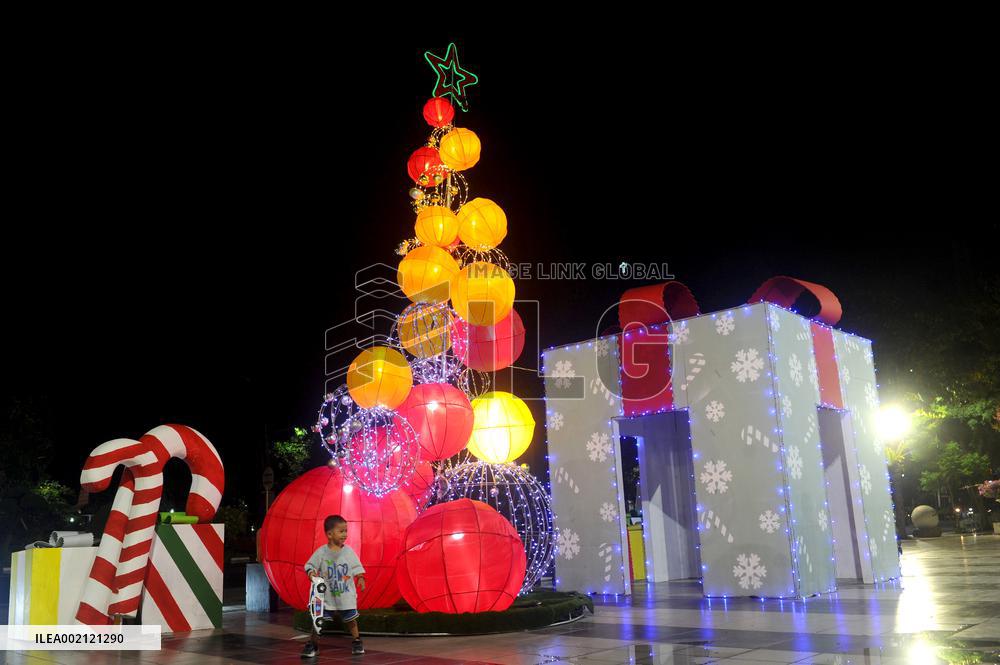 INDONESIA-SURABAYA-CHRISTMAS-LIGHT SHOW