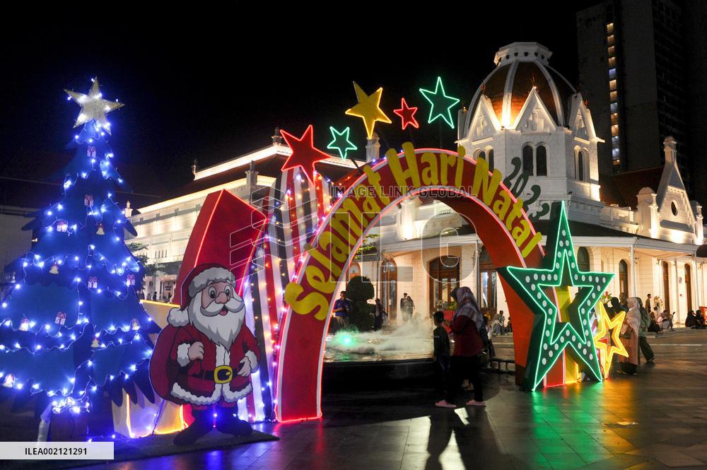 INDONESIA-SURABAYA-CHRISTMAS-LIGHT SHOW