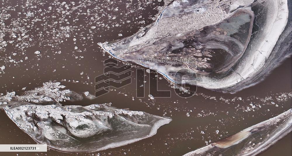 (VistaNingxia)CHINA-NINGXIA-YELLOW RIVER-FLOWING ICE (CN)