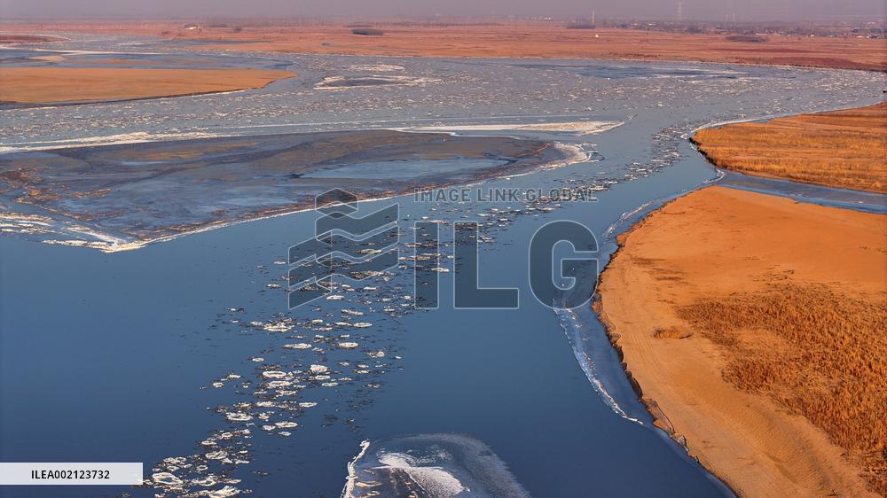 (VistaNingxia)CHINA-NINGXIA-YELLOW RIVER-FLOWING ICE (CN)