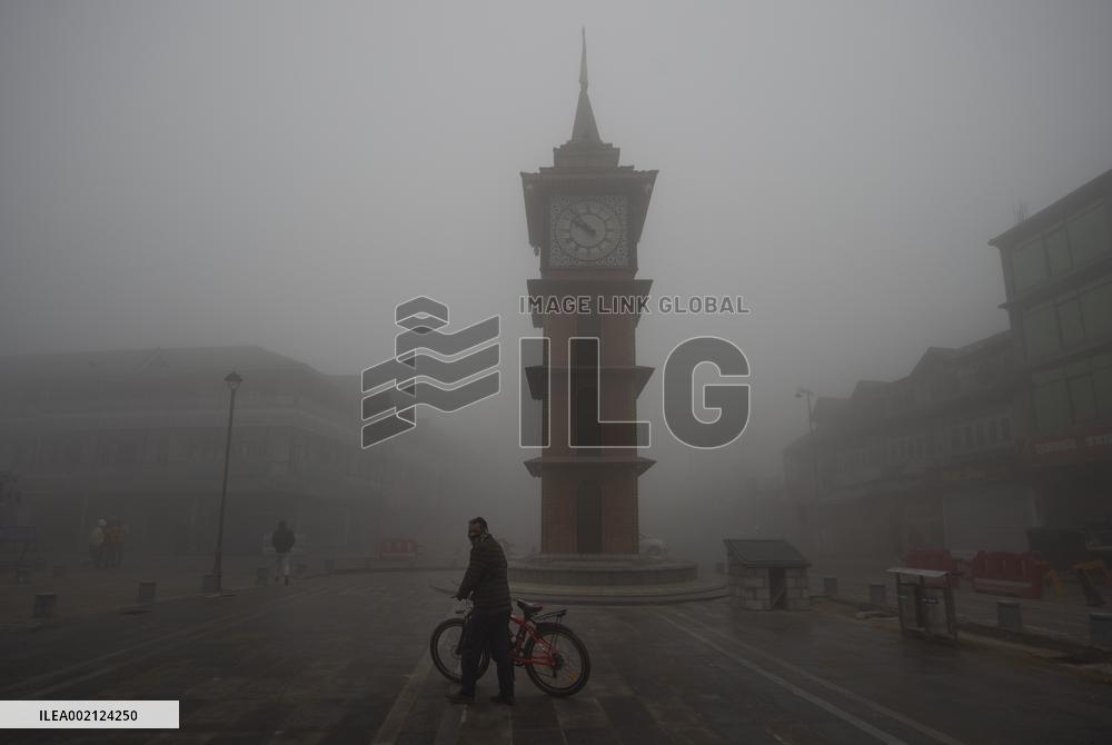 KASHMIR-SRINAGAR-DENSE FOG