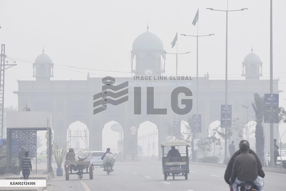 PAKISTAN-LAHORE-WEATHER-FOG