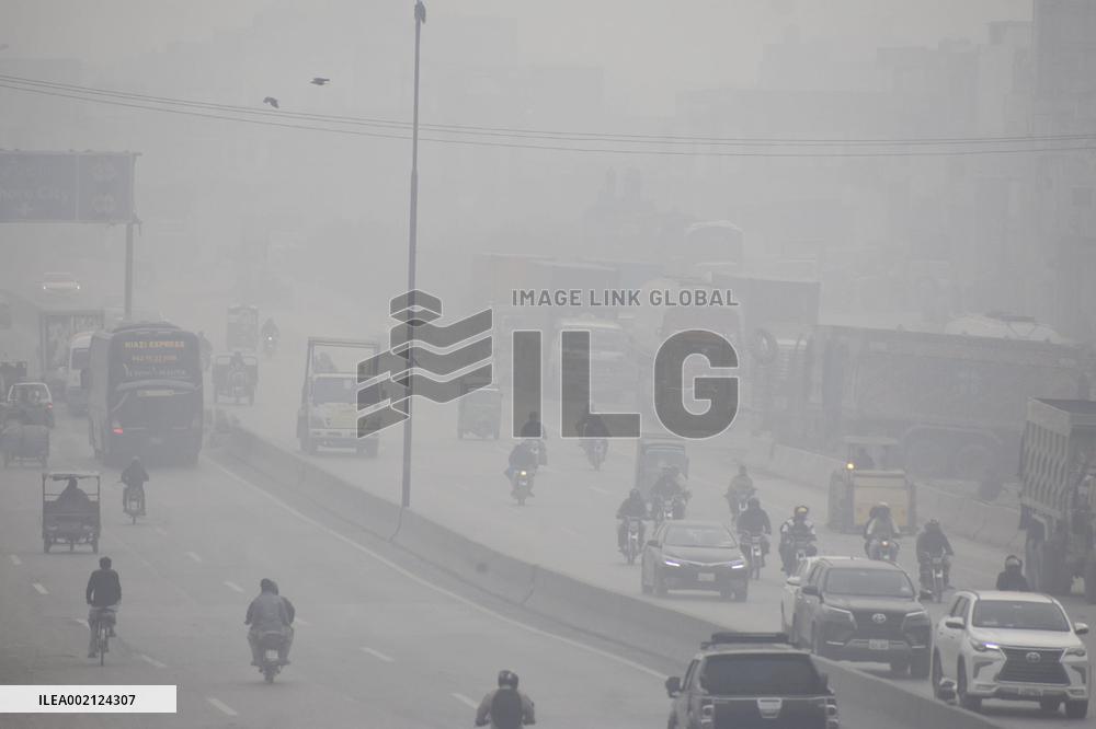 PAKISTAN-LAHORE-WEATHER-FOG