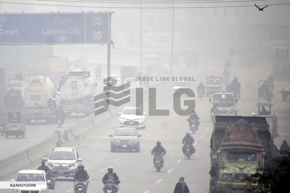 PAKISTAN-LAHORE-WEATHER-FOG